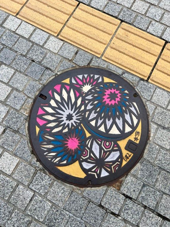 Oui, au Japon les plaques sont jolies !