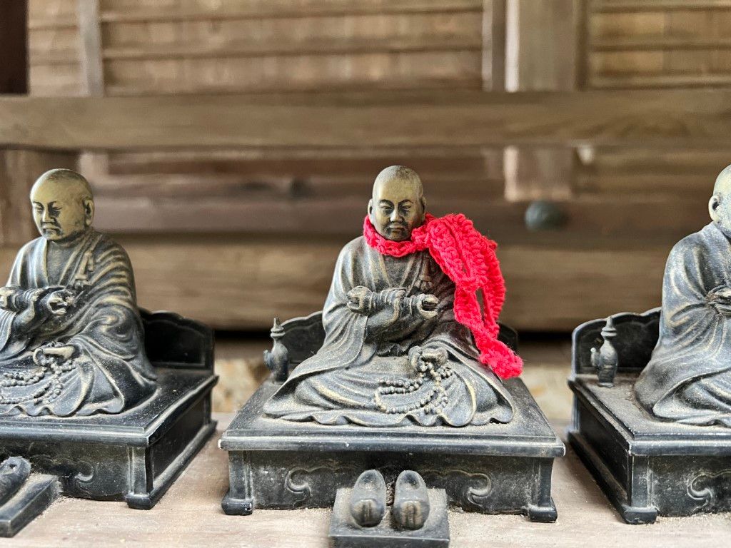 Il fait froid donc faut habiller les petites statuettes